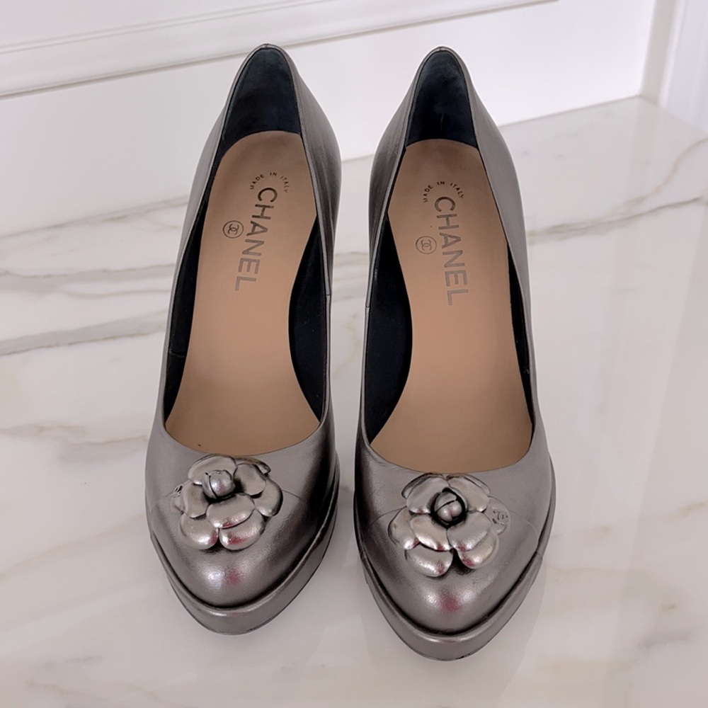 CHANEL CC Platinum Leather Pumps w Camellia - Picture 3 of 11